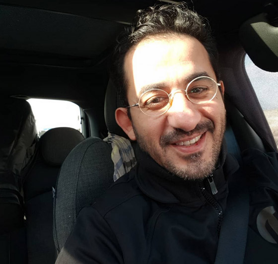  فيديو طريف: شبيه أحمد حلمي يشكو! كيف رد عليه الفنان الشهير بتواضع؟ صورة رقم 1