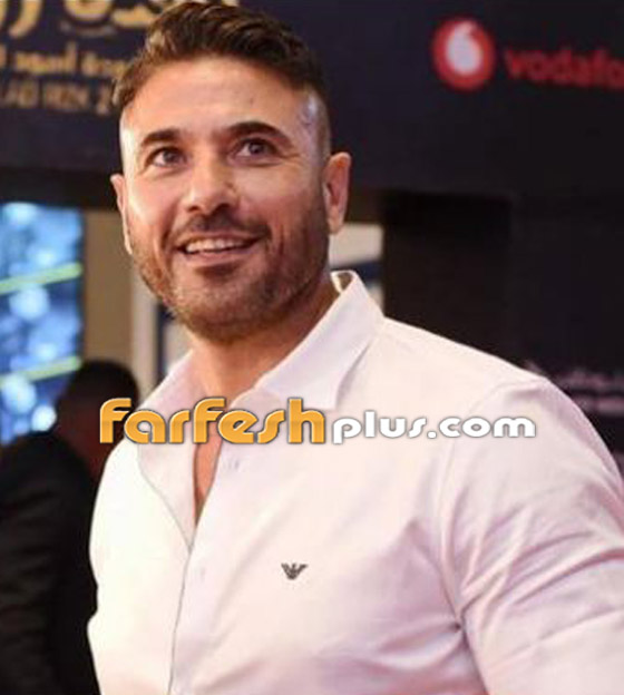 فيديو أحمد عز يفاجئ جمهوره بغناء (بتخاصمني حبة) لايف على المسرح صورة رقم 9