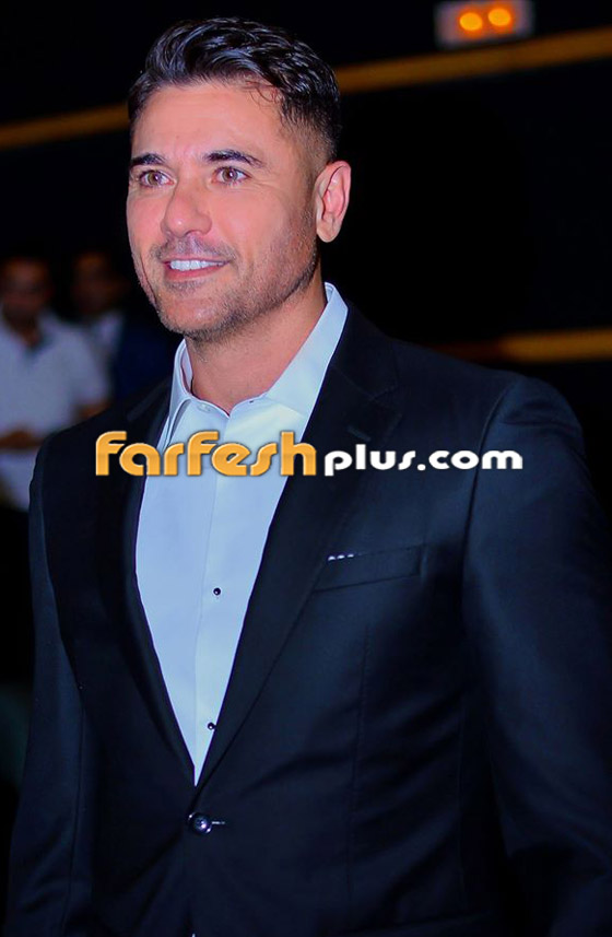 فيديو أحمد عز يفاجئ جمهوره بغناء (بتخاصمني حبة) لايف على المسرح صورة رقم 5