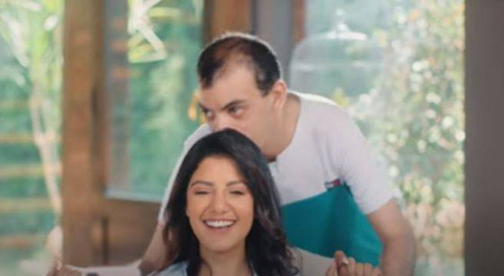 فيديو ياسمين علي (ما ضاقت إلا ما فرجت) مع شقيقها من ذوي الاحتياجات الخاصة صورة رقم 1