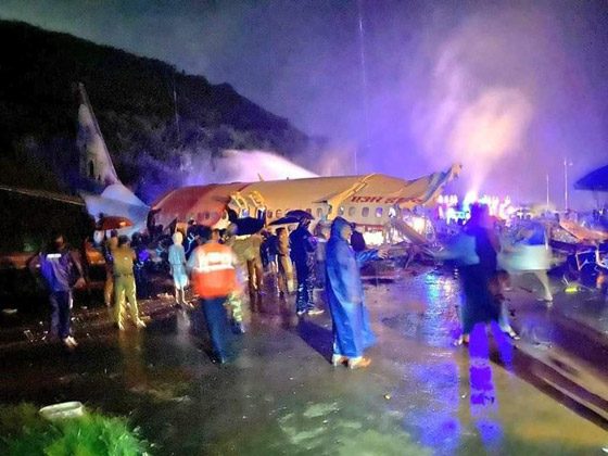 انشطار طائرة هندية لدى هبوطها وسقوط ضحايا صورة رقم 2