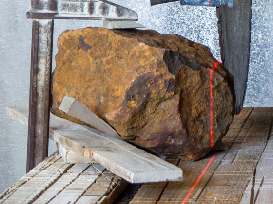 بالصور: اكتشاف نيزك تاريخي ضخم في حديقة منزل في ألمانيا صورة رقم 6