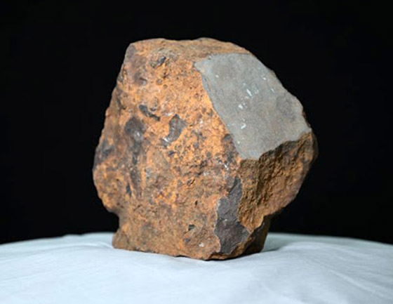 بالصور: اكتشاف نيزك تاريخي ضخم في حديقة منزل في ألمانيا صورة رقم 9