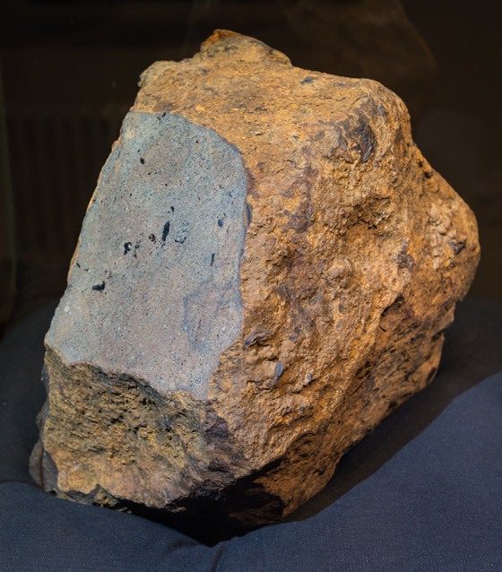 بالصور: اكتشاف نيزك تاريخي ضخم في حديقة منزل في ألمانيا صورة رقم 10