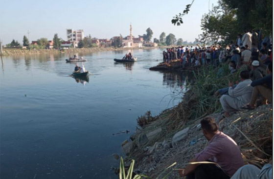 مصر.. شاهد غرق عبارة نيلية بركابها في حادث مأساوي صورة رقم 5