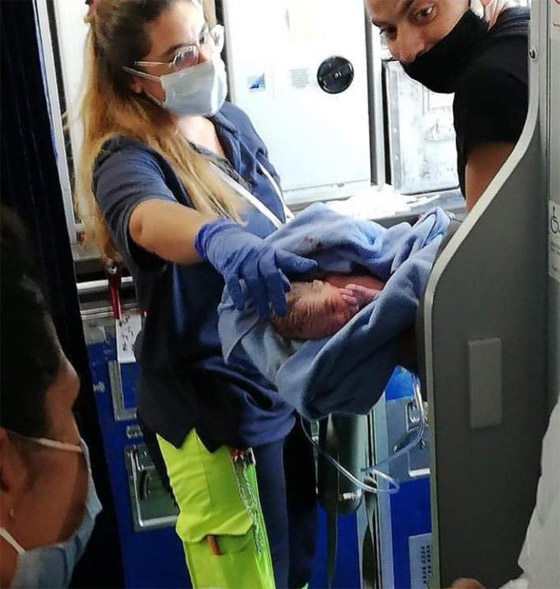 يمنية تلد بطائرة مصرية وهدية للمولودة تجعلها تسافر مدى الحياة مجانا صورة رقم 1