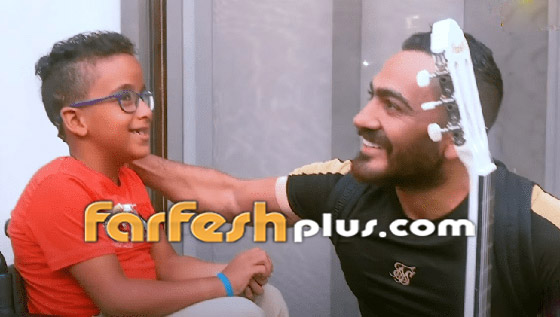 فيديو تامر حسني يحقق حلم طفل من ذوي الإعاقة ويغير عنوان أغنية صورة رقم 3