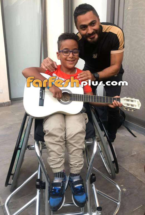 فيديو تامر حسني يحقق حلم طفل من ذوي الإعاقة ويغير عنوان أغنية صورة رقم 5
