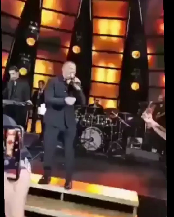 فيديو عمر دياب في موقف محرج على المسرح مع احدى المعجبات صورة رقم 1