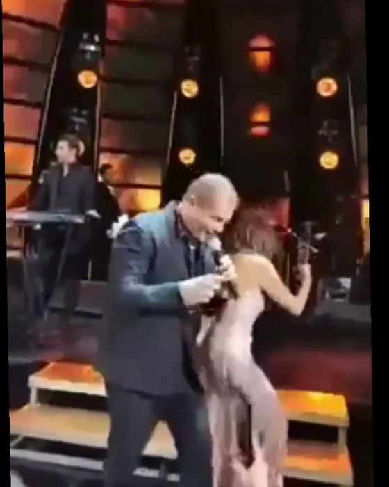 فيديو عمر دياب في موقف محرج على المسرح مع احدى المعجبات صورة رقم 2