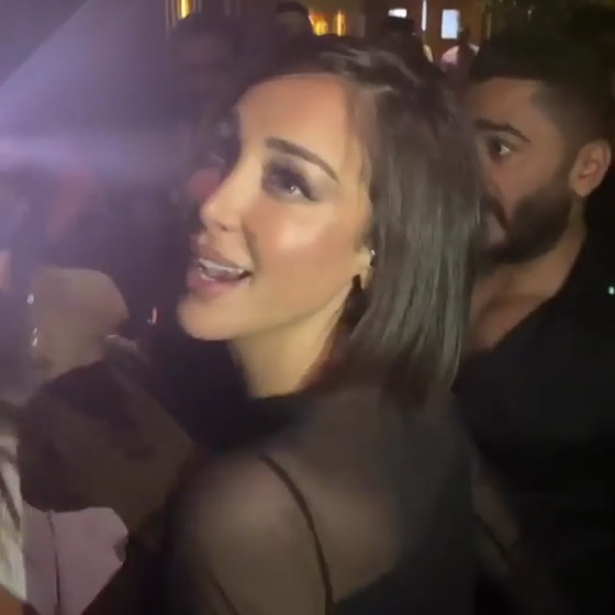  فيديو تامر حسني يغضب من معجب لاحق زوجته بسمة بوسيل ليصورها صورة رقم 3