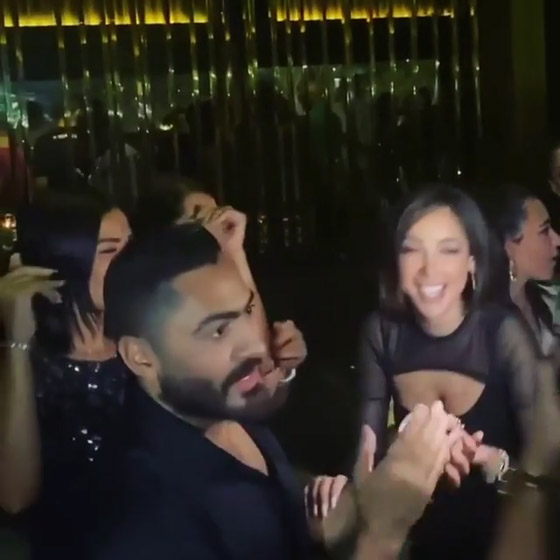  فيديو تامر حسني يغضب من معجب لاحق زوجته بسمة بوسيل ليصورها صورة رقم 1