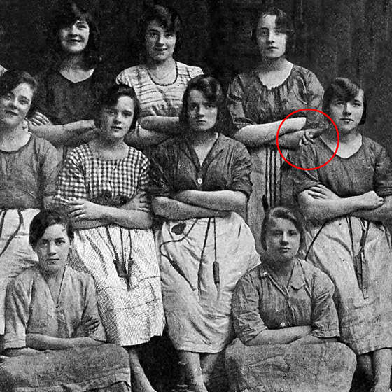 صورة قديمة تثير الرعب.. يد غريبة تظهر من فراغ! صورة رقم 2