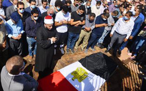 فيديو وصور.. دموع وذكريات النجوم في جنازة محمود ياسين صورة رقم 5
