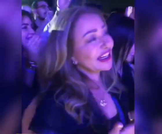فيديو صادم وصور ليلى علوي ترقص بحفل عمرو دياب بفستان عزاء محمود ياسين! صورة رقم 6