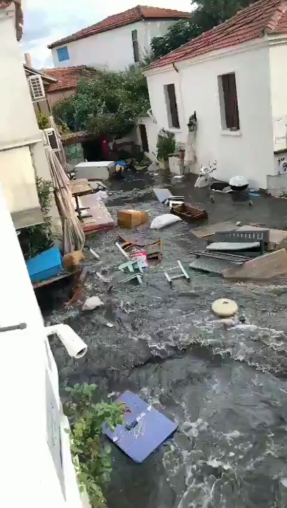 فيديو جديد.. هكذا اجتاح تسونامي إزمير التركية صورة رقم 1