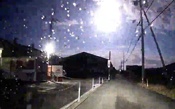 فيديو لكرة نارية هزت النوافذ وتوهجت في السماء.. ماذا حدث؟ صورة رقم 12