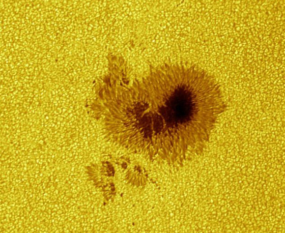 أكثر صورة مفصلة لبقعة مظلمة على الشمس.. قطرها أكبر من الأرض! صورة رقم 7 أكثر صورة مفصلة لبقعة مظلمة على الشمس.. قطرها أكبر من الأرض! صورة رقم 7