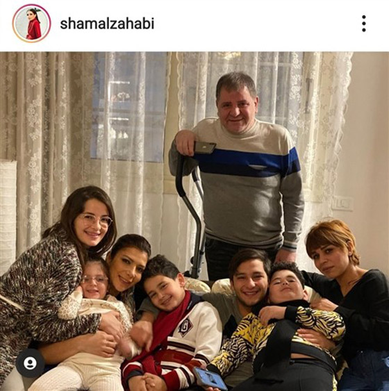 صورة عائلية تجمع أصالة بـ أيمن الذهبي.. ووالدة الأخير تعد لهم الطعام صورة رقم 1