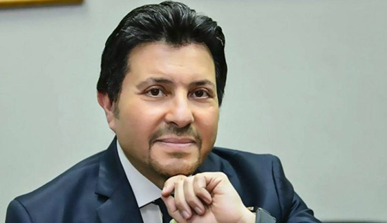 هل تستطيعون معرفة هوية هذا الطفل الجميل ؟.. من أشهر نجوم الفن في العالم العربي صورة رقم 3