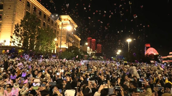 حشود تملأ شوارع مدينة ووهان الصينية للاحتفال بالعام الجديد صورة رقم 5