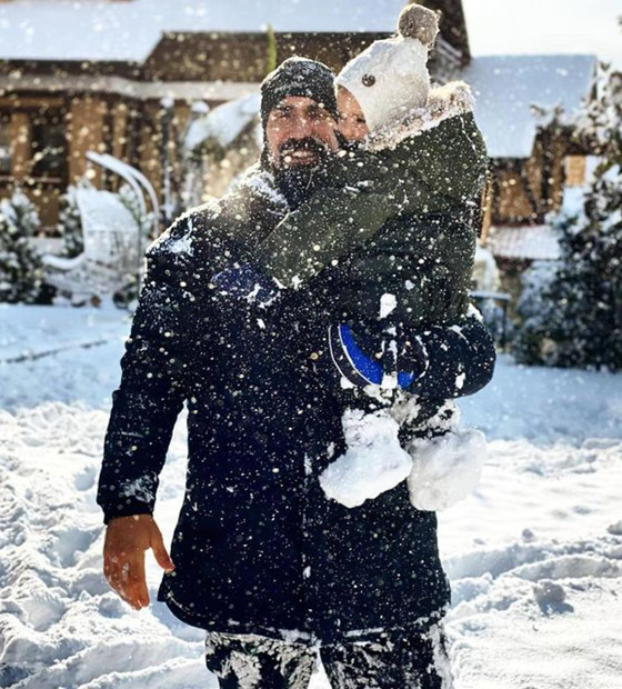 صور رومانسية وأخرى عائلية لطيفة لأشهر نجوم تركيا يلعبون في الثلج صورة رقم 2