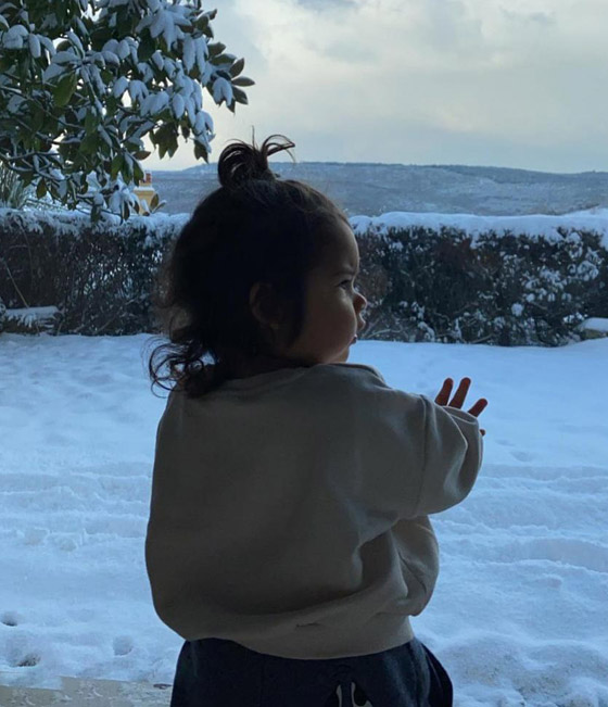 صور رومانسية وأخرى عائلية لطيفة لأشهر نجوم تركيا يلعبون في الثلج صورة رقم 3