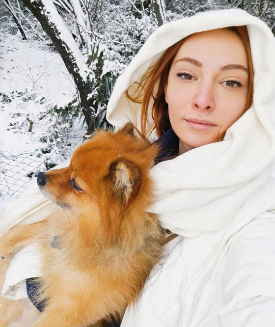 صور رومانسية وأخرى عائلية لطيفة لأشهر نجوم تركيا يلعبون في الثلج صورة رقم 10