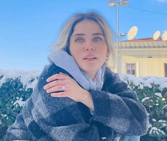 صور رومانسية وأخرى عائلية لطيفة لأشهر نجوم تركيا يلعبون في الثلج صورة رقم 13