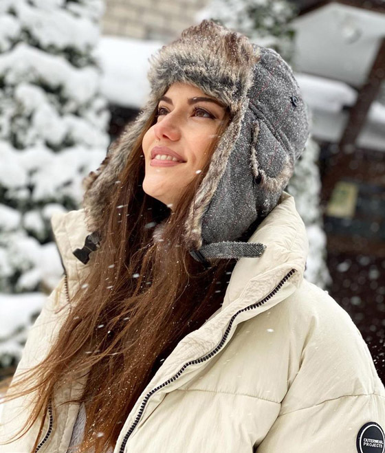 صور رومانسية وأخرى عائلية لطيفة لأشهر نجوم تركيا يلعبون في الثلج صورة رقم 18