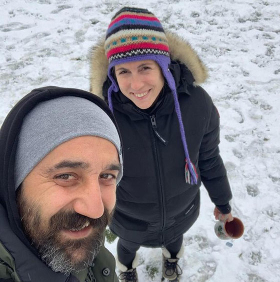 صور رومانسية وأخرى عائلية لطيفة لأشهر نجوم تركيا يلعبون في الثلج صورة رقم 22