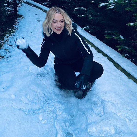 صور رومانسية وأخرى عائلية لطيفة لأشهر نجوم تركيا يلعبون في الثلج صورة رقم 23