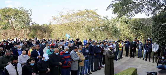 حضور شعبي وفني في تشييع جثمان الفنان عزت العلايلي (صور) صورة رقم 10
