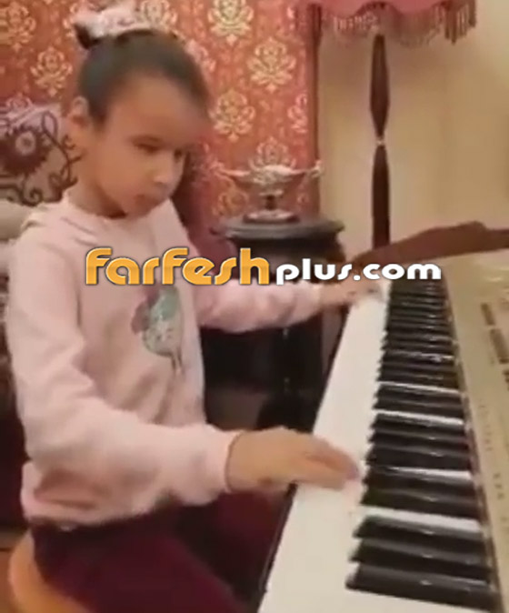عمرو دياب ينشر فيديو لطفلة من ذوي الاحتياجات وهي تعزف إحدى أغنياته صورة رقم 3
