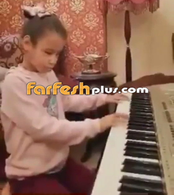 عمرو دياب ينشر فيديو لطفلة من ذوي الاحتياجات وهي تعزف إحدى أغنياته صورة رقم 4