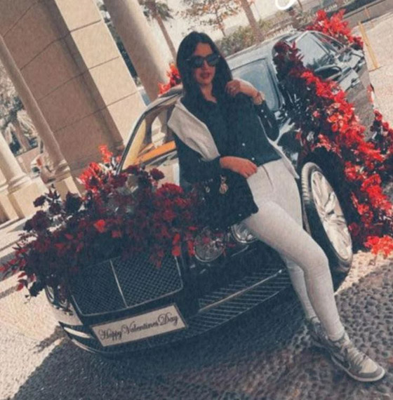 سيارة مغطاة بالورود..درة تخطف الأنظار بصور رومانسية مع زوجها في يوم الحب صورة رقم 2