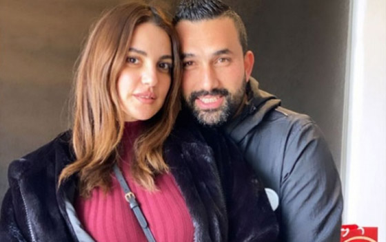 سيارة مغطاة بالورود..درة تخطف الأنظار بصور رومانسية مع زوجها في يوم الحب صورة رقم 3
