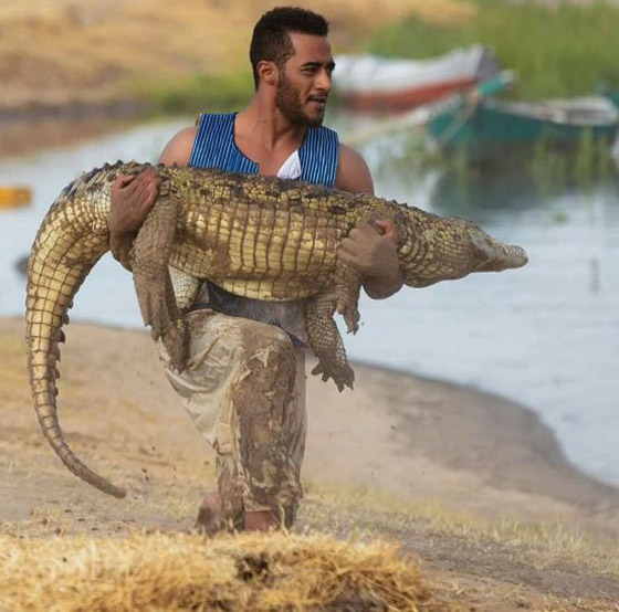 في صورة صادمة .. محمد رمضان يضع رأسه بين تمساحين !! صورة رقم 2