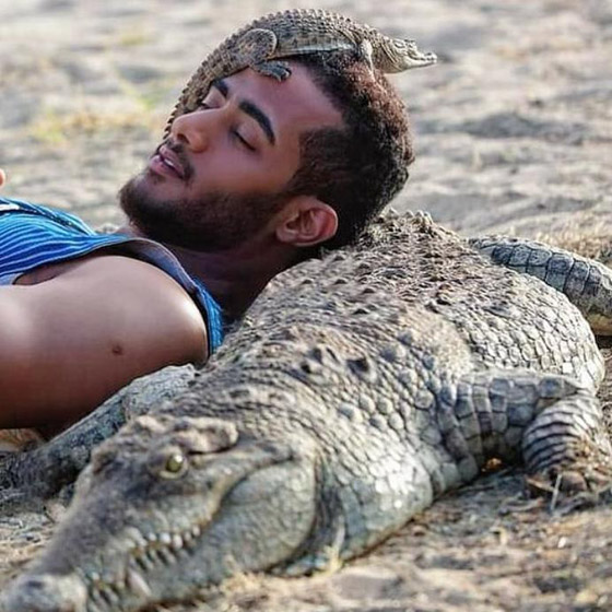 في صورة صادمة .. محمد رمضان يضع رأسه بين تمساحين !! صورة رقم 1