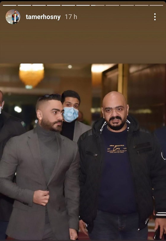 تامر حسني يتشارك الغناء مع إحدى معجباته.. ويظهر مع شقيقه -فيديو صورة رقم 2