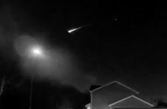 فيديو يحبس الأنفاس.. نيزك ضخم يضيء السماء بلقطات مدهشة صورة رقم 2