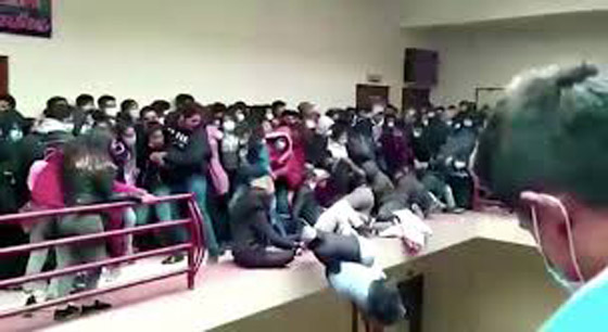 فيديو صادم لشرفة تنهار بطلاب جامعة وسقوطهم من الطابق الرابع! صورة رقم 1