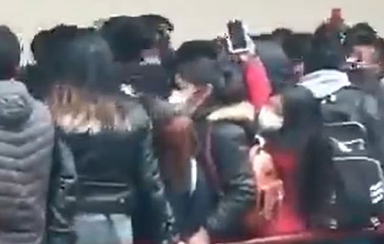 فيديو صادم لشرفة تنهار بطلاب جامعة وسقوطهم من الطابق الرابع! صورة رقم 8