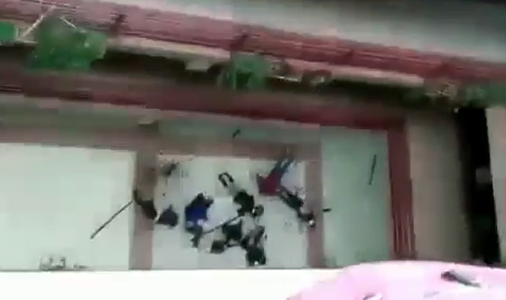 فيديو صادم لشرفة تنهار بطلاب جامعة وسقوطهم من الطابق الرابع! صورة رقم 4