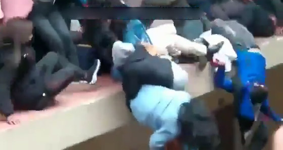 فيديو صادم لشرفة تنهار بطلاب جامعة وسقوطهم من الطابق الرابع! صورة رقم 5