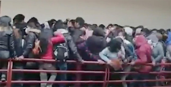 فيديو صادم لشرفة تنهار بطلاب جامعة وسقوطهم من الطابق الرابع! صورة رقم 12