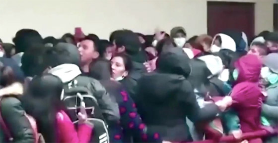 فيديو صادم لشرفة تنهار بطلاب جامعة وسقوطهم من الطابق الرابع! صورة رقم 13