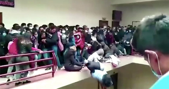 فيديو صادم لشرفة تنهار بطلاب جامعة وسقوطهم من الطابق الرابع! صورة رقم 14