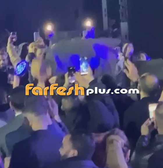 بالفيديو.. عمرو دياب يسقط بشكل مفاجئ على المسرح صورة رقم 5
