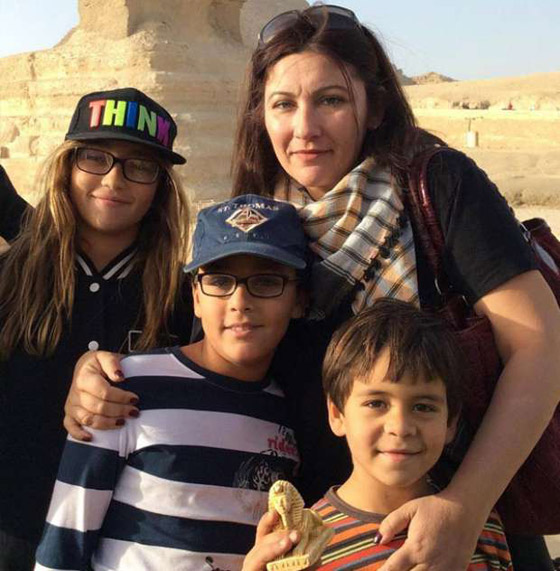 تسريب صورة صادمة للفنانة جيهان فاضل: تعمل بائعة جبنة وزيتون في سوبرماركت صغير بكندا!  صورة رقم 3
